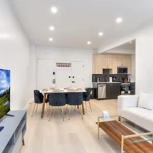 cozy-spacious-condo-in-heart-of-downtown-montreal.hotels-in-montreal.org/